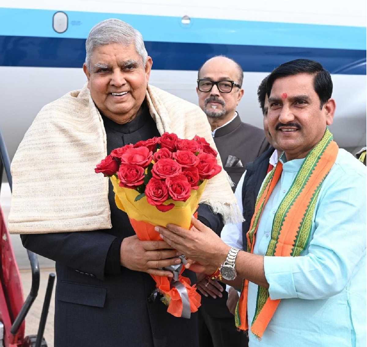 उपराष्ट्रपति धनखड़ रायपुर पहुंचे, महाराणा प्रताप हवाई अड्डे पर हुआ स्वागत